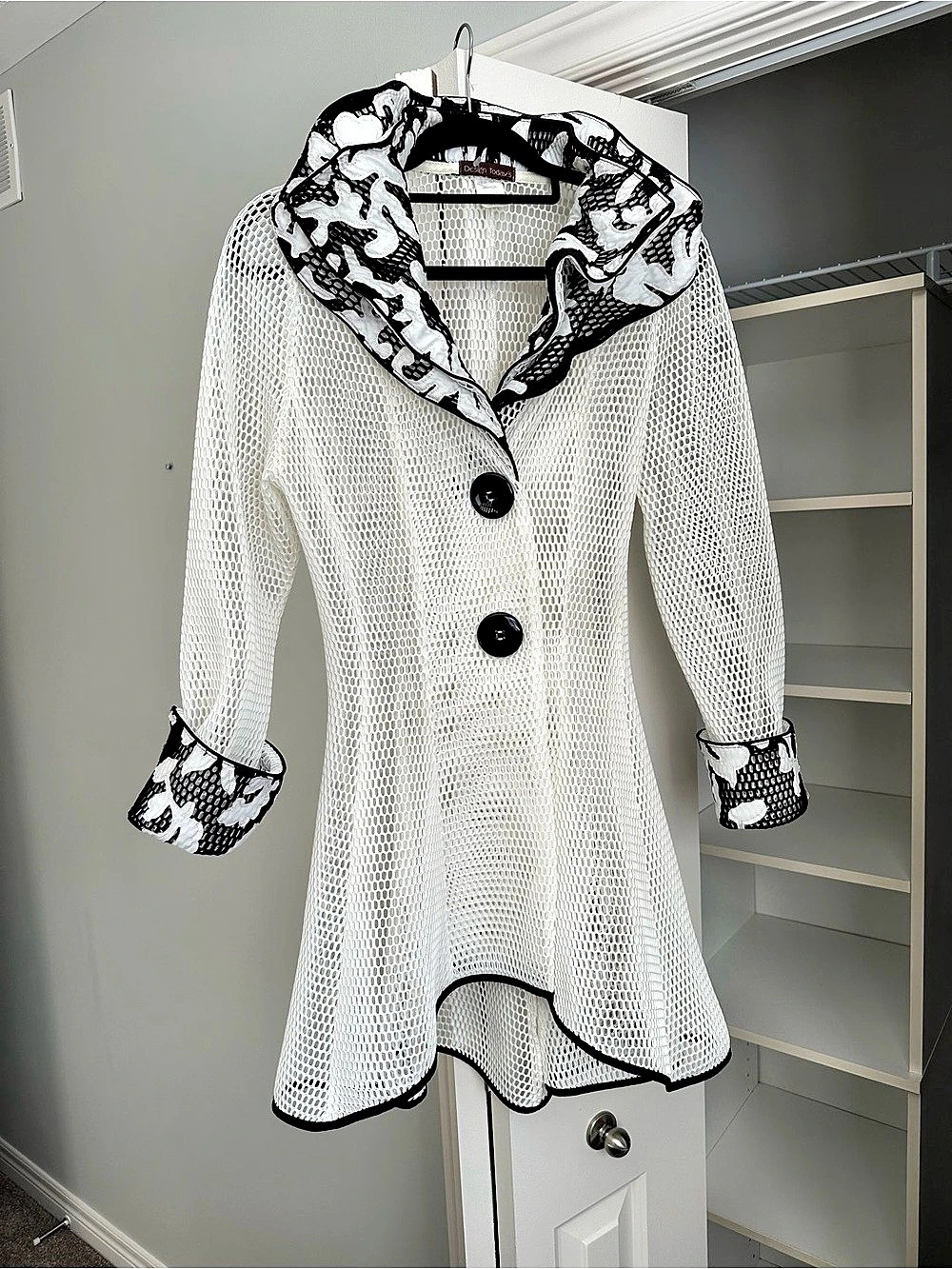 Design Today’s White Black Abstract Knit Coat Size Large Like New